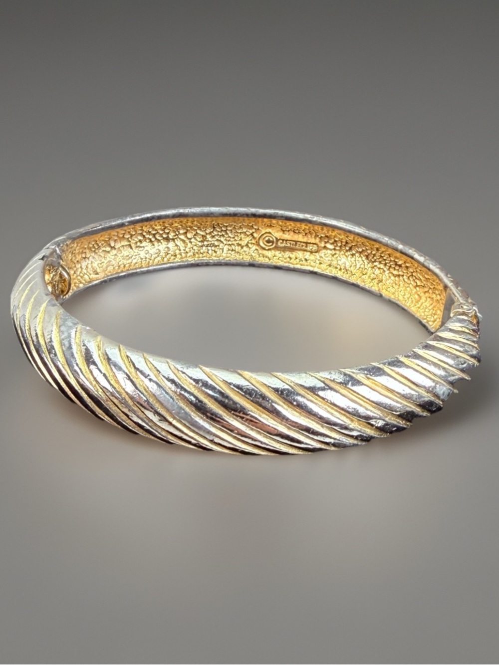 Vintage Castlecliff Goldtone Silvertone Ribbed Hinged Bangle Bracelet - Picture 4 of 10